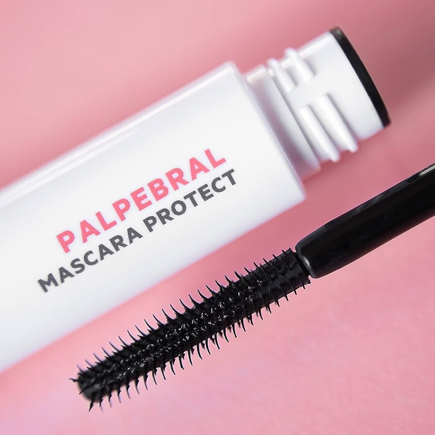 Close-up of SVR Palpebral Mascara wand with fine bristles, designed for hypoallergenic use and gentle lash enhancement for sensitive skin.